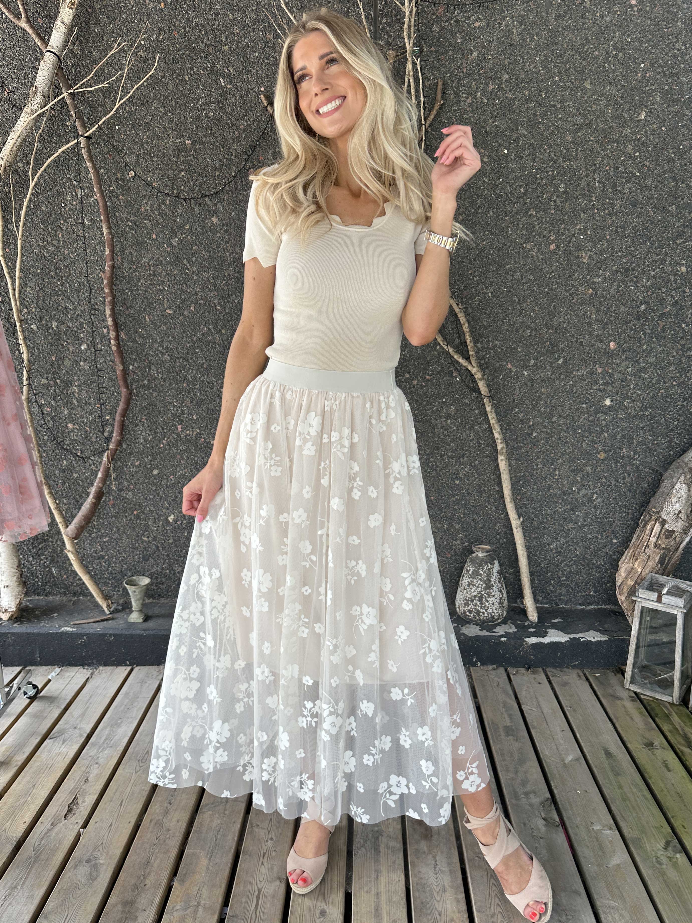 Aella - Lång kjol med blommig tyll